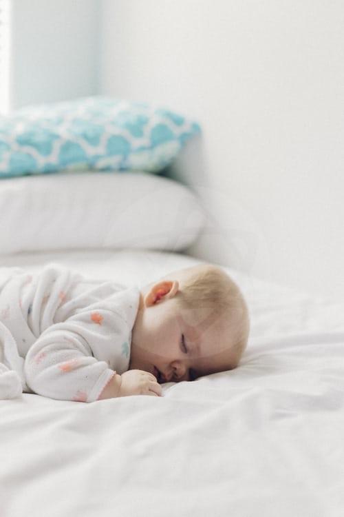 Bebê dormindo em cama